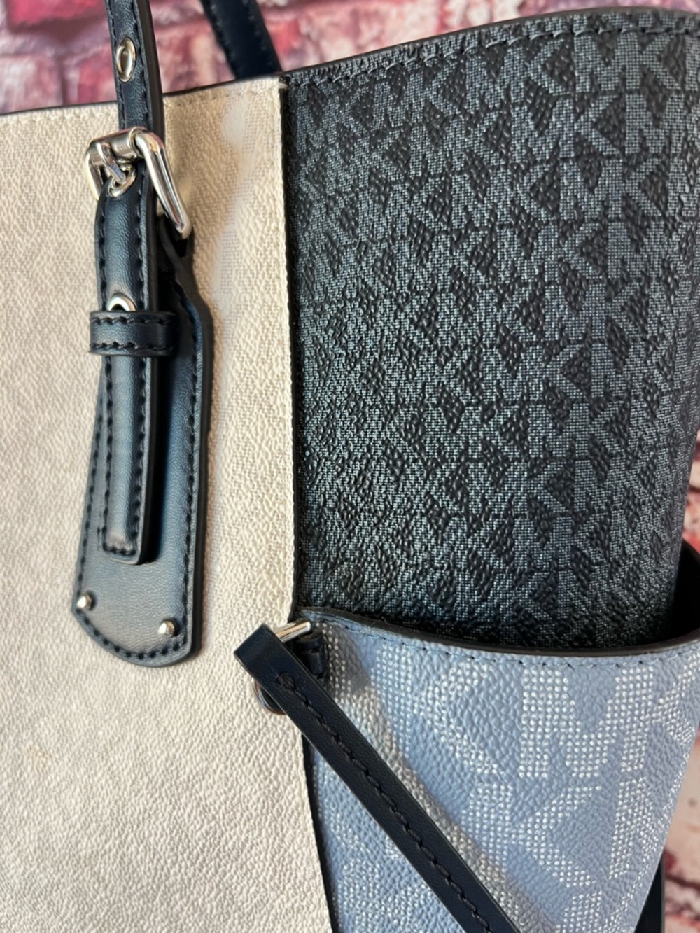 Michael Kors Voyager Large Color-Block Signature Tote - Picture 5 of 10